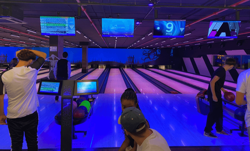 友達と一緒にボウリングも楽しみました！